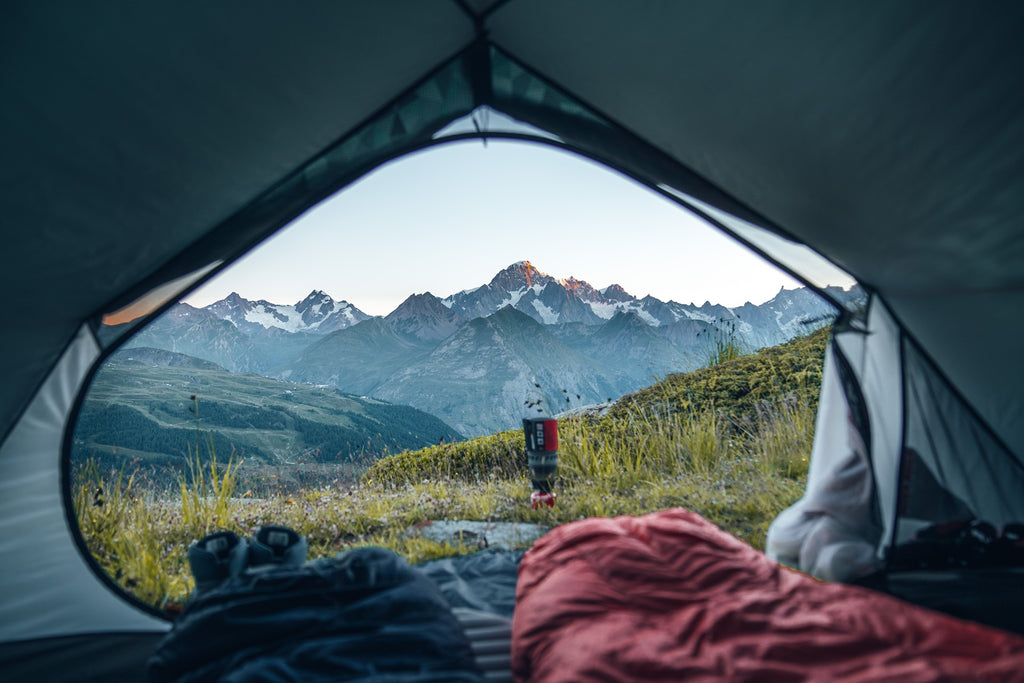 Eingang/Großzügiger Eingang über die gesamte Breite des Zelts mit gräumigem Vorraum.