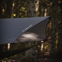 Nutzung ohne Stangen/Fixiere die Guy Lines an umstehenden Bäumen oder am Rahmen deines Zelts.