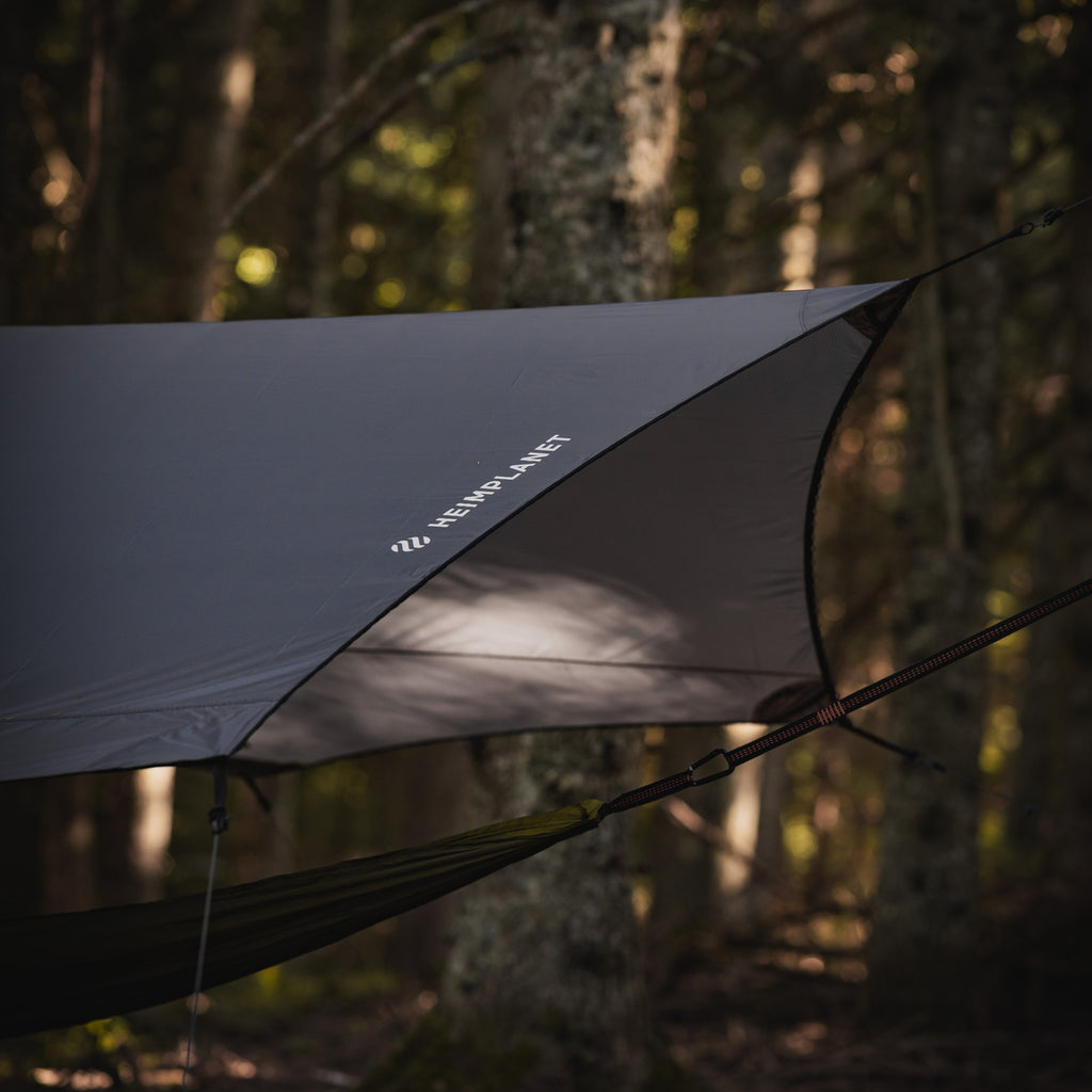 Nutzung ohne Stangen/Fixiere die Guy Lines an umstehenden Bäumen oder am Rahmen deines Zelts.