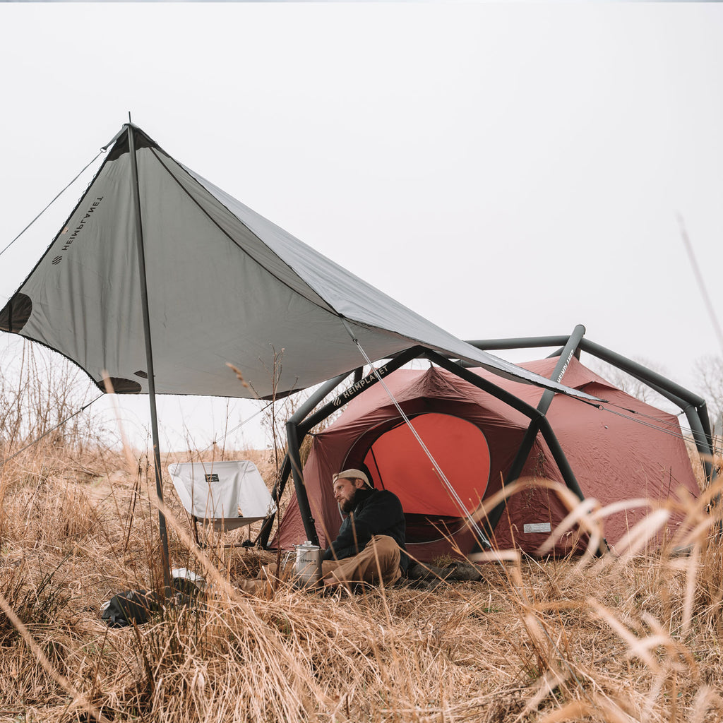 Befestigungsmöglichkeiten/Spanne Dein Tarp an den Abspannleinen sowohl am Boden, deinem Zelt oder Bäumen ab.
