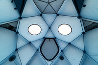 Aussenzelt/Drei Eingänge, mehrere Fenster, Ablagemöglichkeiten und flexible Ventilationsregulation. 