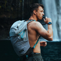 Trinkblasen Outlets/Links und rechts vom Handgriff oben am Rucksack befinden sich jeweils Klettverschlussöffnungen, durch die der Trinkschlauch nach außen geführt und an einem der Schultergurte befestigt werden kann. 
