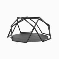 Eine Einheit mit dem Zelt/Das Groundsheet wird direkt in den Rahmen eingehängt, sodass es nicht verrutschen kann. Einmal verbunden, wird es eins mit dem Zelt und macht den Auf- und Abbau problemlos mit. 
