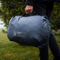 Das Zelt kommt im komprimierbaren Packsack / + Einem zusätzlichen Aufbewahrungsbeutel.