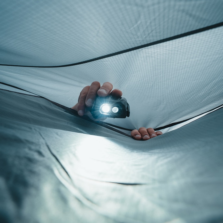 Überkopf-Ablage / + Viele seitliche Fächer zum Verstauen 