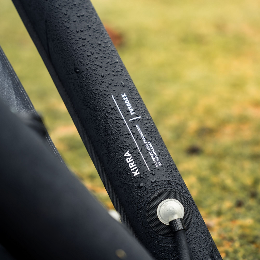 Zweilagiger Luftrahmen / TPU-Schlauch ummantelt von reißfestem 140 HPE Dacron - extrem stabil, unter Extrembedingungen getestet. Zusätzlich verstärkt wo Bodenkontakt besteht.