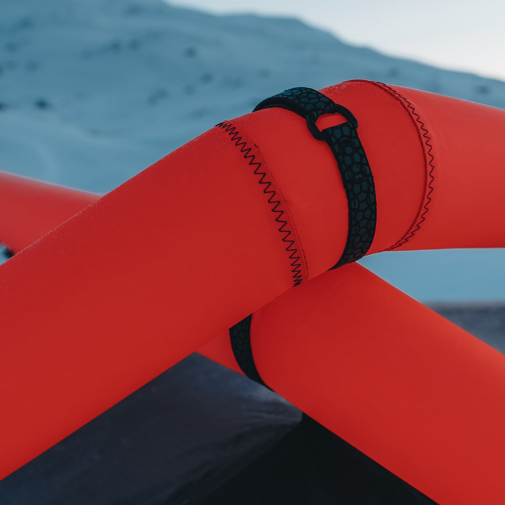 Zweilagiger Luftrahmen / TPU-Schlauch ummantelt von reißfestem 140 HPE Dacron - extrem stabil, unter Extrembedingungen getestet. Zusätzlich verstärkt wo Bodenkontakt besteht. 