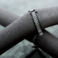 Zweilagiger Luftrahmen/TPU-Schlauch ummantelt von reißfestem 140 HPE Dacron - extrem stabil, unter Extrembedingungen getestet. Zusätzlich verstärkt wo Bodenkontakt besteht.
